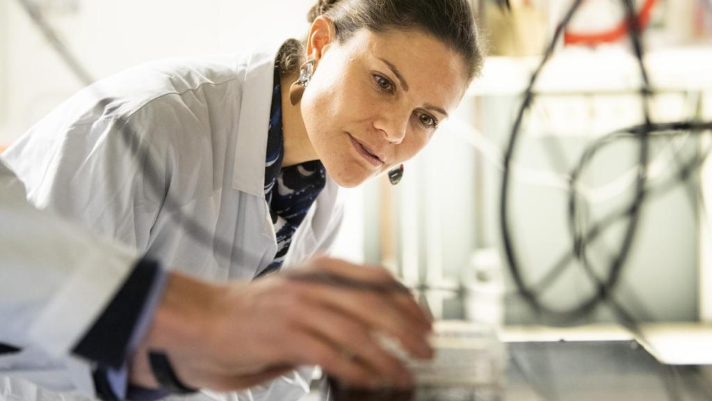 Victoria de Suecia durante su visita a un centro de Estocolmo.