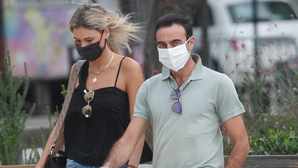 Enrique Ponce y su pareja sentimental, Ana Soria, en una imagen de archivo fechada en septiembre de 2020.