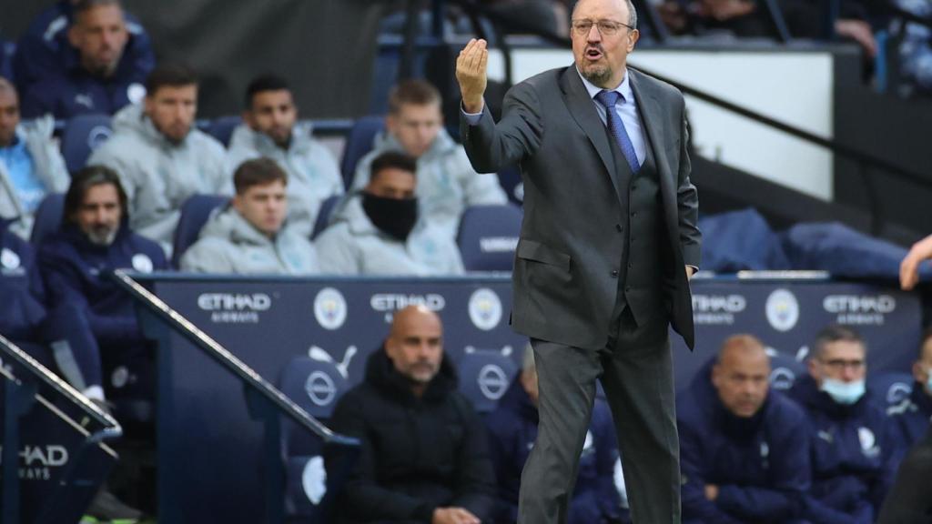 Rafa Benítez dando indicaciones durante un partido del Everton