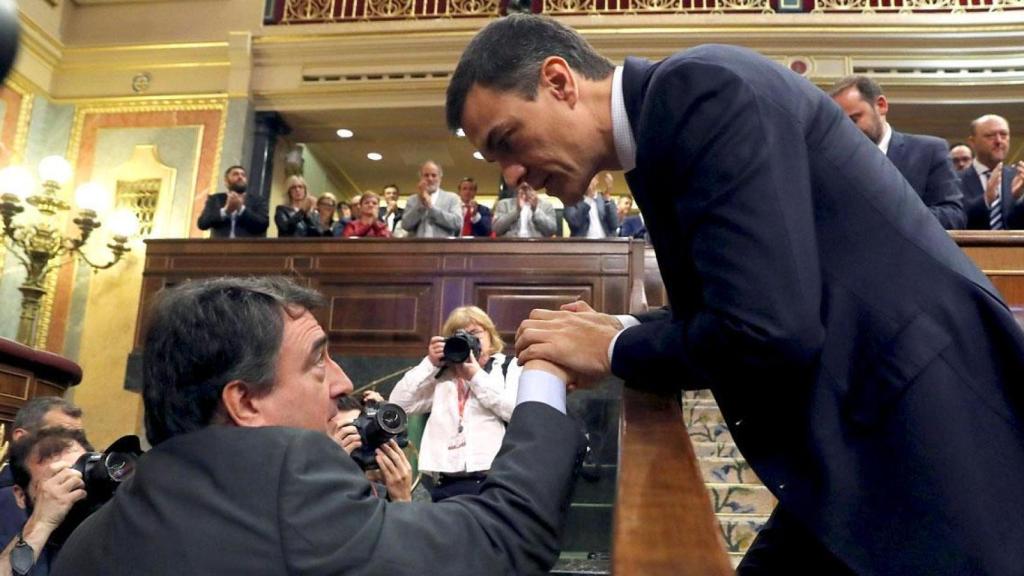 El presidente del Gobierno, Pedro Sánchez, junto al portavoz del PNV en el Congreso, Aitor Esteban.