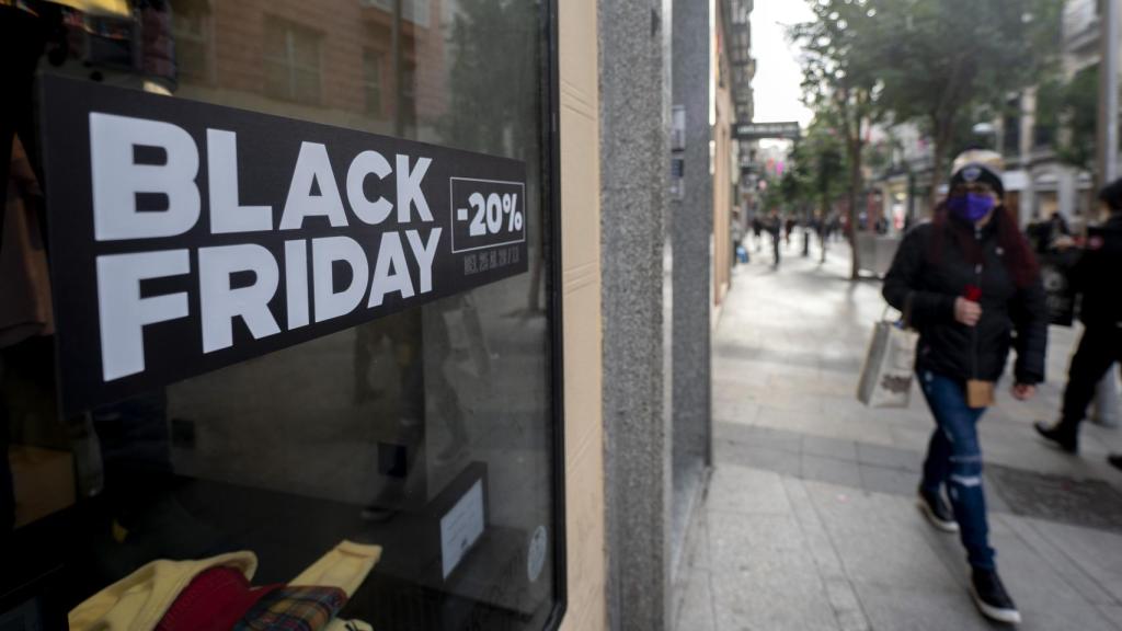 Un cartel publicitario anuncia rebajas con motivo del Black Friday, a 25 de noviembre de 2021, en Madrid.