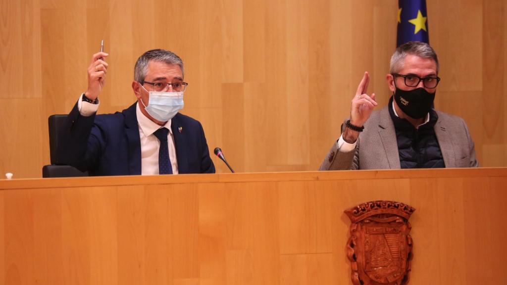 El presidente de la Diputación de Málaga, Francis Salado, junto al ya ex vicepresidente, Juan Carlos Maldonado.