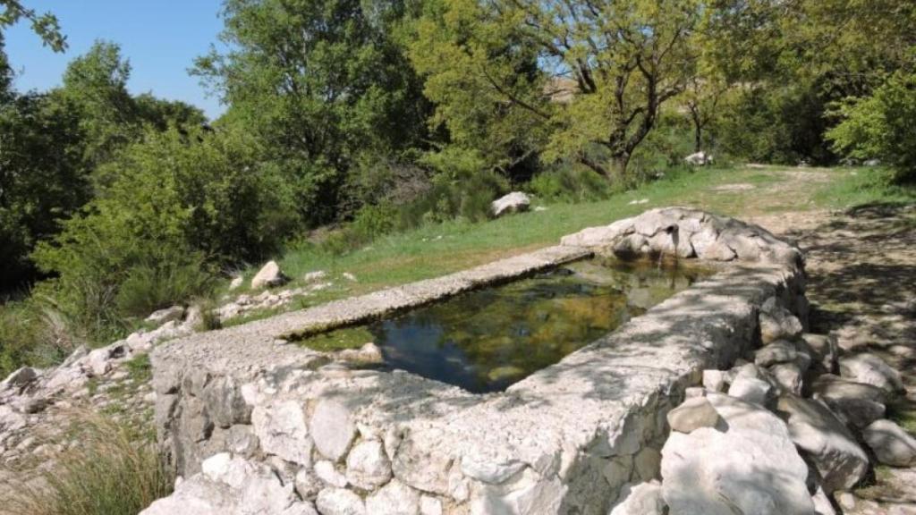 Cerca del Tajo de la Madera encontramos la Fuente de la Zarza.