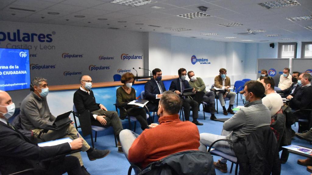 Encuentro de los parlamentarios nacionales del PP con representantes de los cuerpos de seguridad del estado