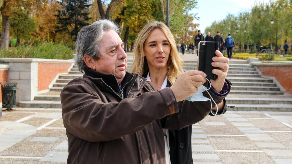 Cayetana se fotografía con un viandante que la paró en el parque de El Retiro.