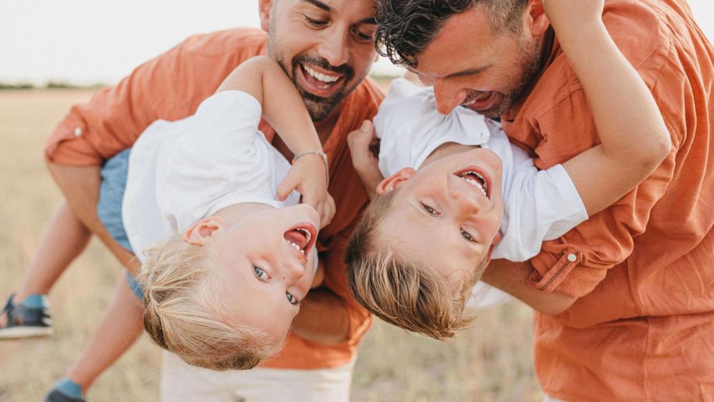 Chris y Juan junto a sus dos hijos.