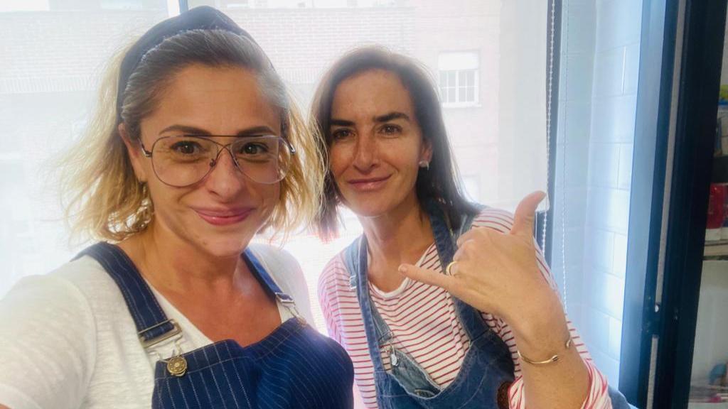 A la izquierda, la chef Bárbara Buenache y, a la derecha, la actriz Belén López, durante un día de entrenamiento.