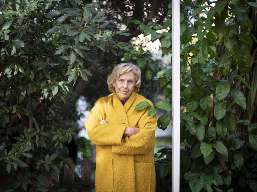 Manuela Carmena en el patio de su casa.
