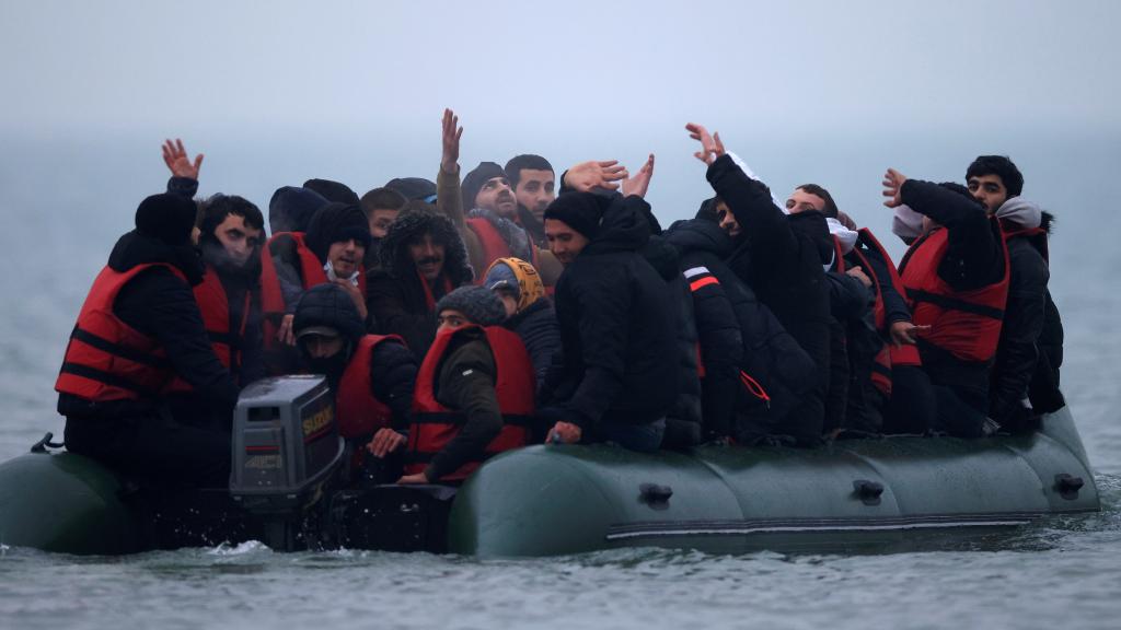 Una patera con 40 personas pone rumbo al Reino Unido desde la costa francesa.