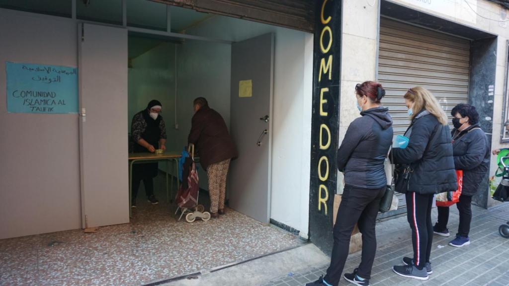 El 95% de las personas que hacen cola para comer son españoles, sostiene Ahmed Zarrouk.