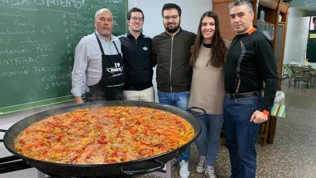 Ahmed Zarrouk, a la izquierda, junto a miembros del Club Eotary Illice en la tradicional paella de los domingos en un encuentro meses antes de la pandemia.