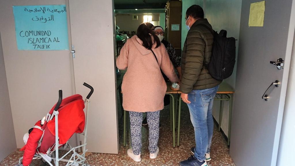 Entre las personas que copan la cola hay familias con hijos.