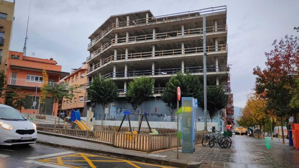 Un edificio abandonado a medio construir en Cerdanyola. Está tapiado desde que un vecino se arrojara desde él.