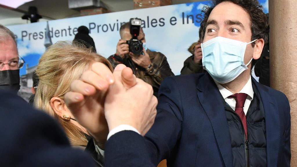 García Egea saluda a los asistentes al encuentro en León.