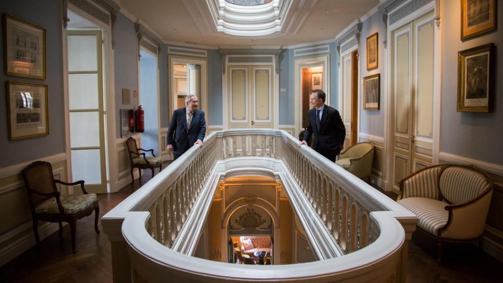 Los dos amigos en las escaleras del reformado hotel Santo Mauro.