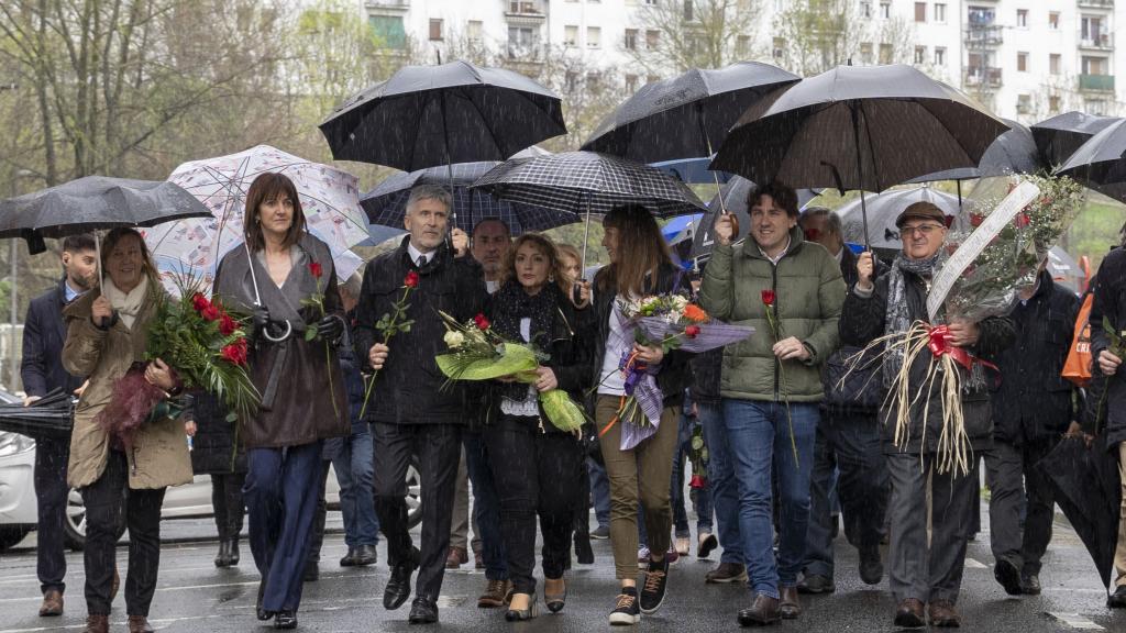 Idoia Mendia, Fernando Grande-Marlaska y Eneko Andueza asisten al homenaje del asesinato a Isaías Carrasco junto a sus familiares.