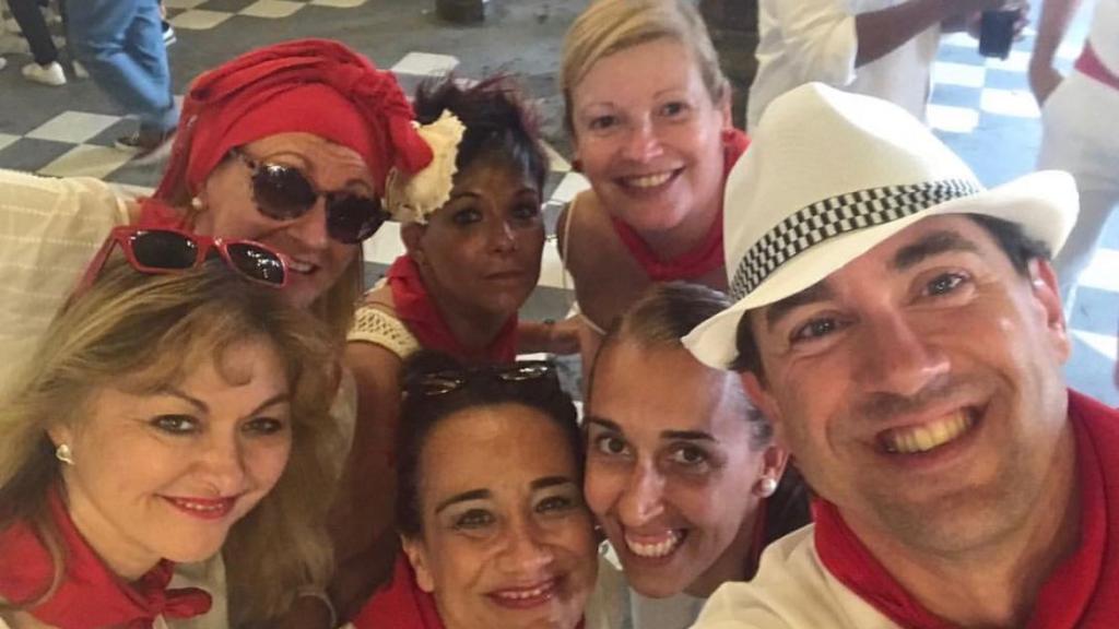 Eneko Andueza y amigos, durante unos San Fermines. Abajo, Rafaela Romero.