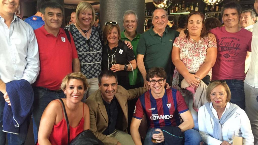 Eneko (abajo a la derecha) es un fiel seguidor de la Sociedad Deportiva Éibar.