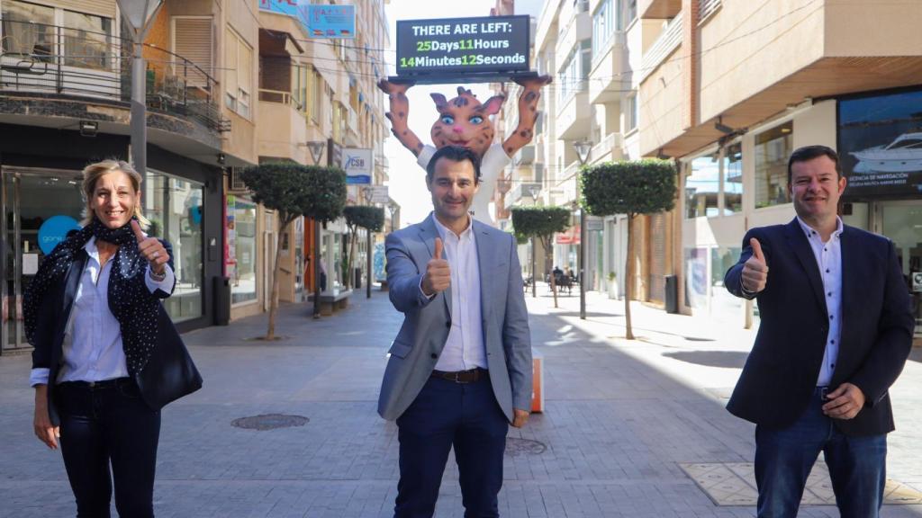 Eduardo Dolón, centro, celebra la llegada del campeonato mundial de balonmano femenino a Torrevieja.