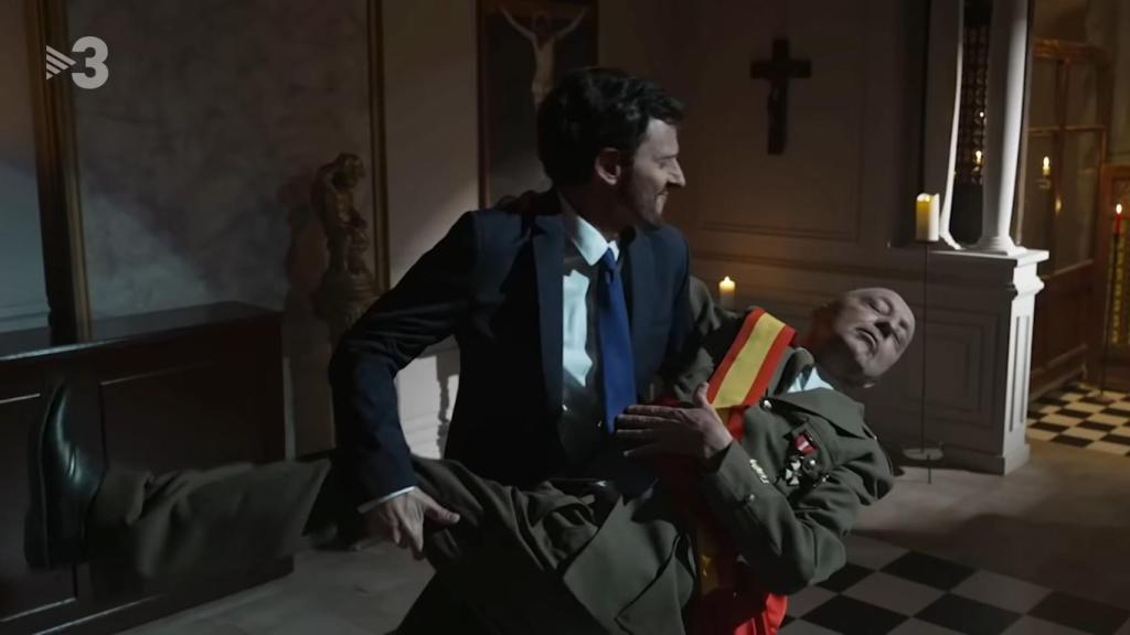 Pablo Casado y Franco bailando en la parodia de 'Polònia'.