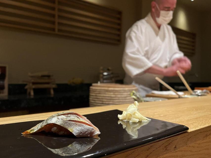 Félix Jiménez elaborando sushi