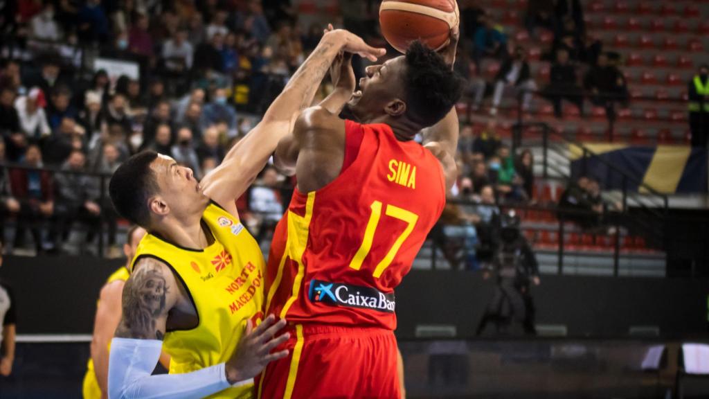 Yankuba Sima durante el Macedonia - España