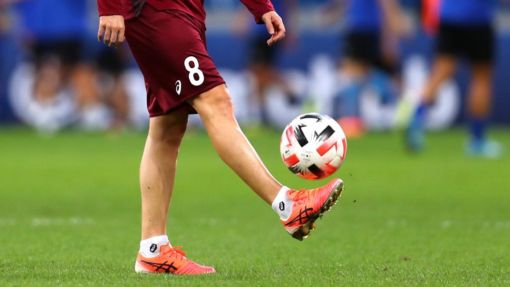 Andres Iniesta dando toques al balón con el Vissel Kobe