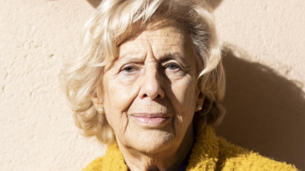 Manuela Carmena en el patio de su casa.