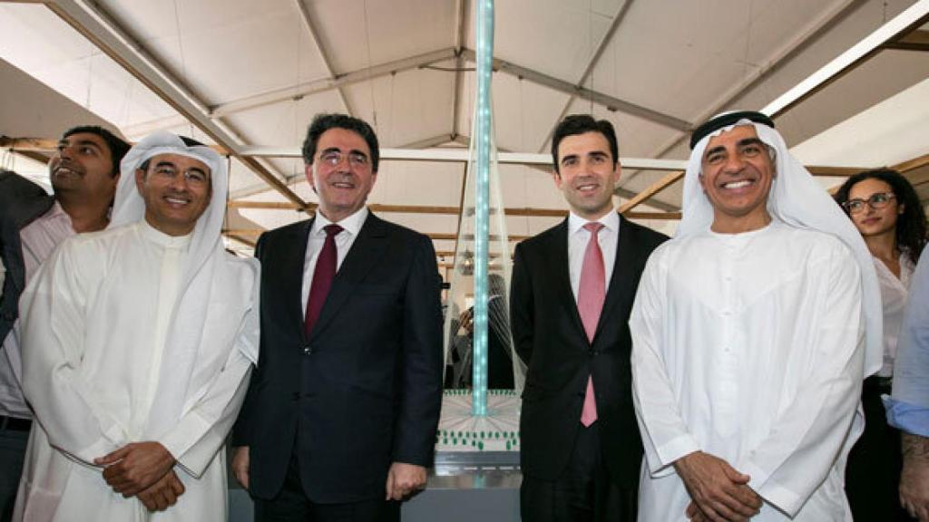 Santiago Calatrava y su hijo Micael, en la presentación de la torre más alta del mundo.