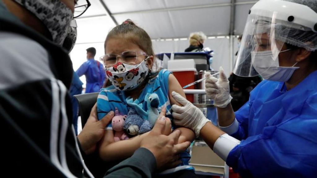 Vacunan a una niña contra el coronavirus en EEUU.