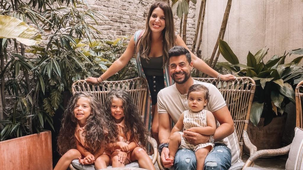 Cristina y Rodian, padres de Ana, Chloe y Tristán.