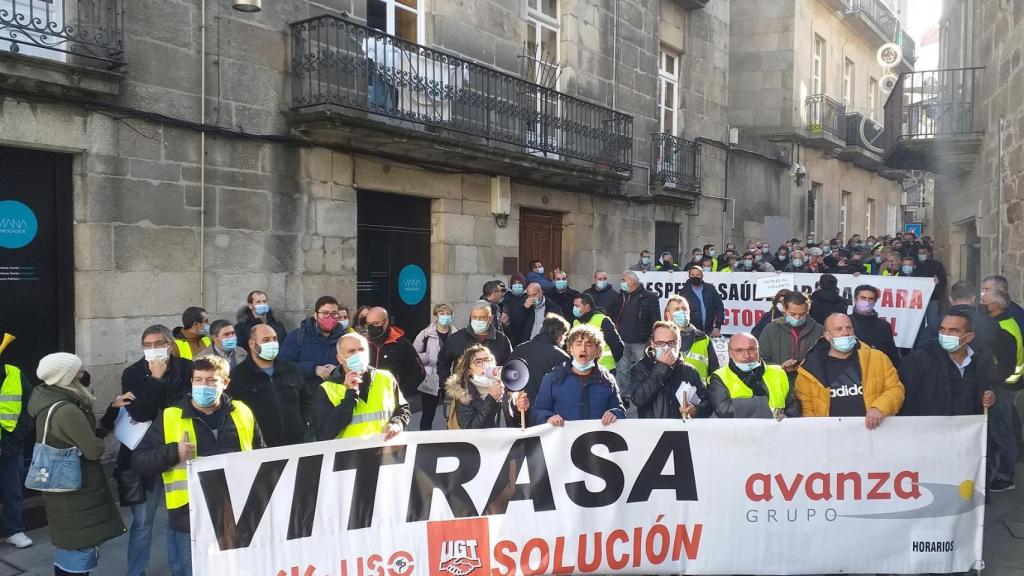 Trabajadores de Vitrasa concentrados ante las puertas de la Pinacoteca Fernández del Riego, en una foto de archivo.