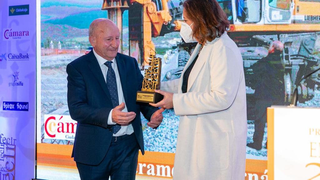 Patricia Franco entregando uno de los galardones.