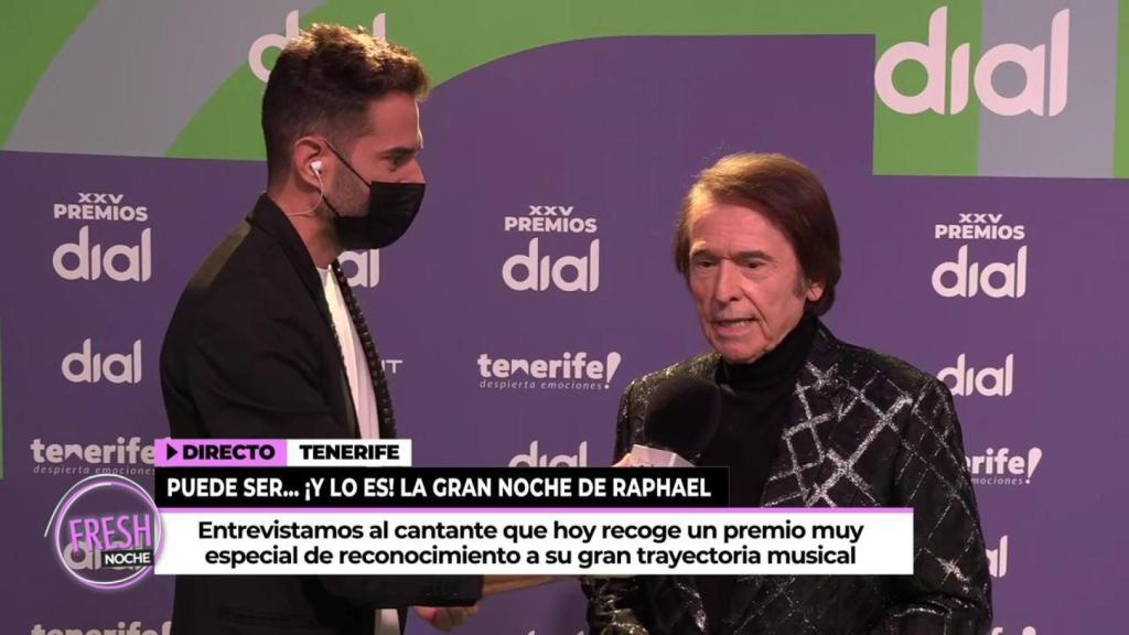 Jorge Moreno, reportero de 'Ya son las ocho', durante la conexión en directo junto a Raphael.