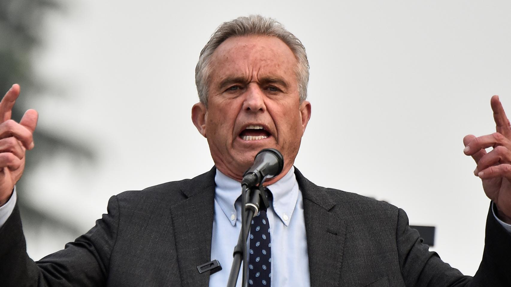 Robert Kennedy Jr. dando un discurso antivacunas.