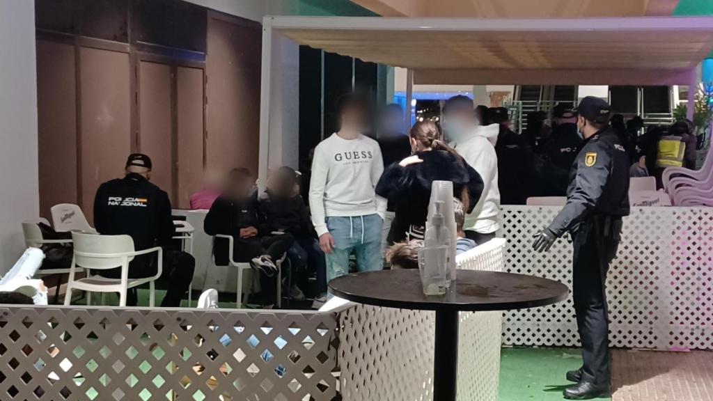 La Policía Nacional detiene a cuatro personas en un operativo de prevención en Alicante.