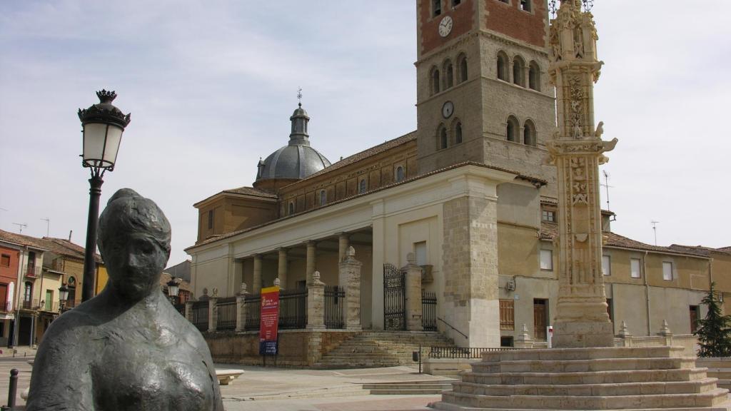 La iglesia de San Miguel en la Plaza Mayor de Villalón de Campos.