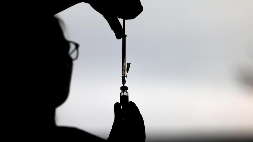 Un sanitario prepara una dosis de la vacuna contra la Covid-19.