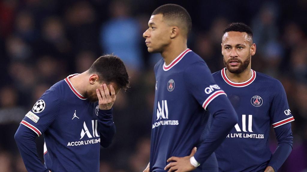 Messi, Mbappé y Neymar, cabizbajos durante un partido del PSG