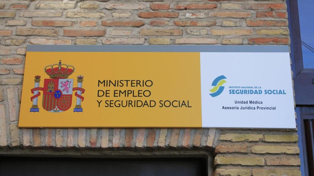 Cartel con el nombre del Ministerio de Empleo y Seguridad Social.