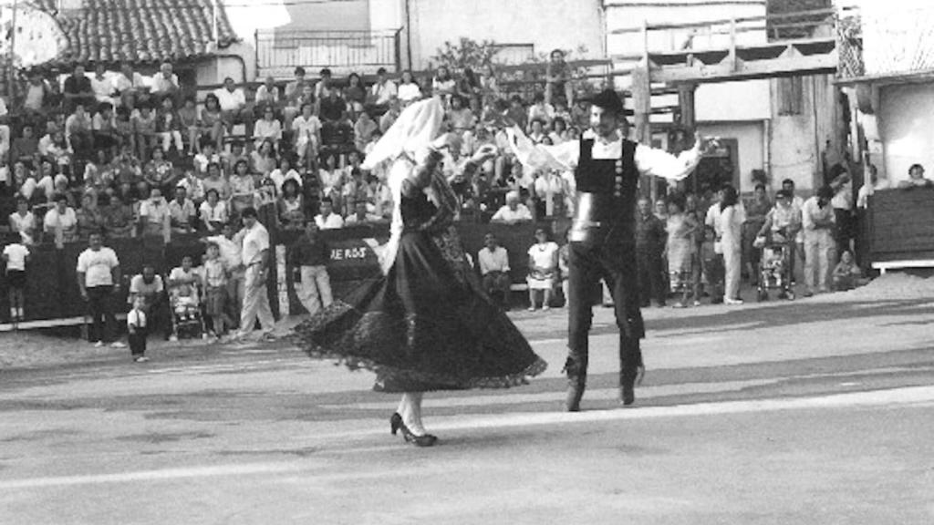 Los inicios, Eusebio y Pilar, entondes el Dúo Mayalde, en la plaza de Villarino
