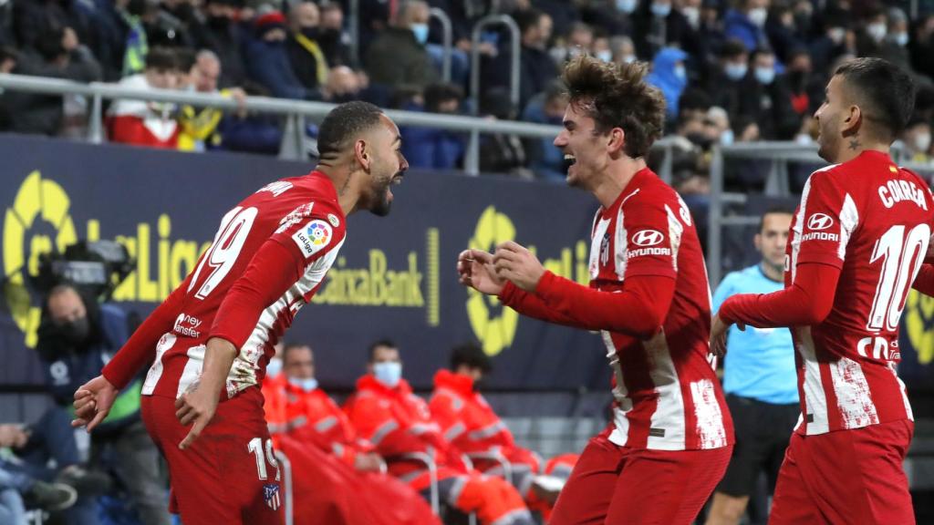 Matheus Cunha, Antoine Griezmann y Ángel Correa celebran uno de los goles ante el Cádiz.