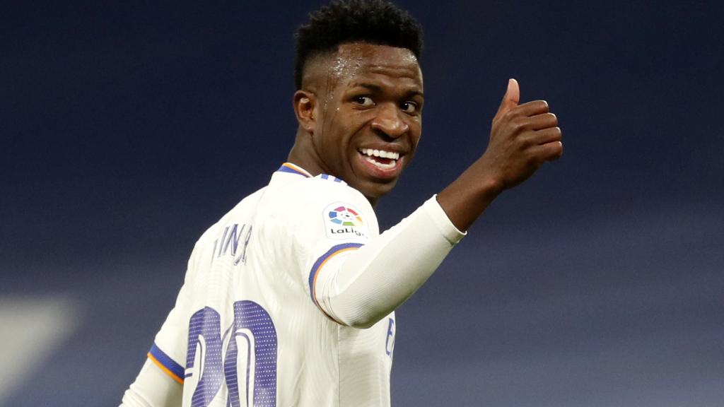 Vinicius Jr. anima a sus compañeros durante el partido frente al Sevilla