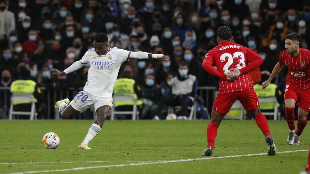Vinicius marca gol desde fuera del área del Sevilla