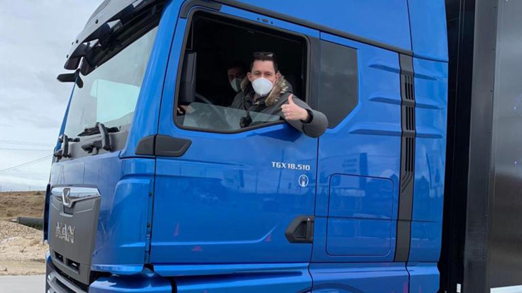 El interior de este camión sorprende por sus calidades, confort y tecnología.