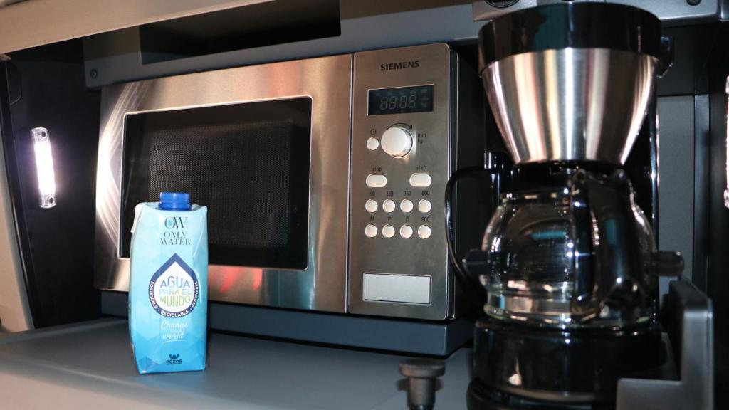 Microondas y cafetera dentro del camión.