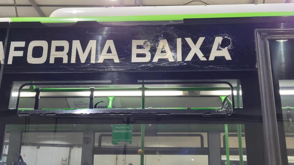 El autobús de Vitrasa agredido.