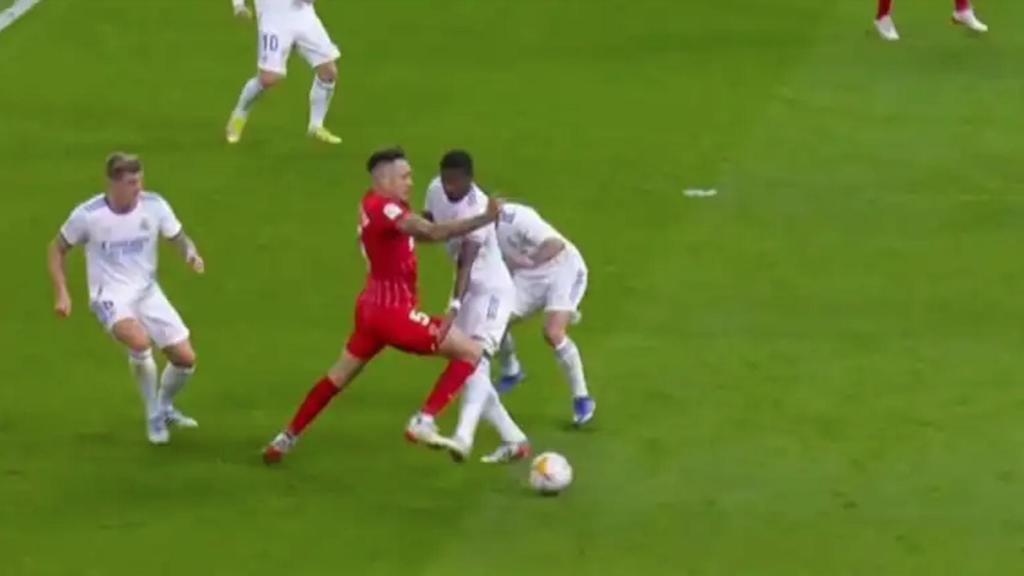 Penalti a Ocampos que el Sevilla reclamó