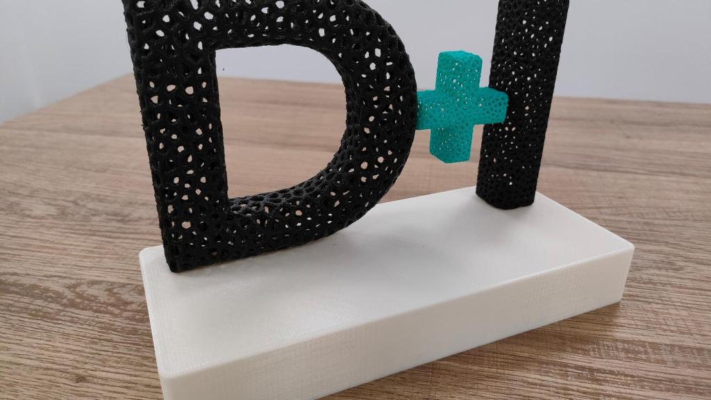 La estatuilla de los D+I Innovation Awards, todavía sin incluir el nombre de los ganadores y algunos detalles finales.