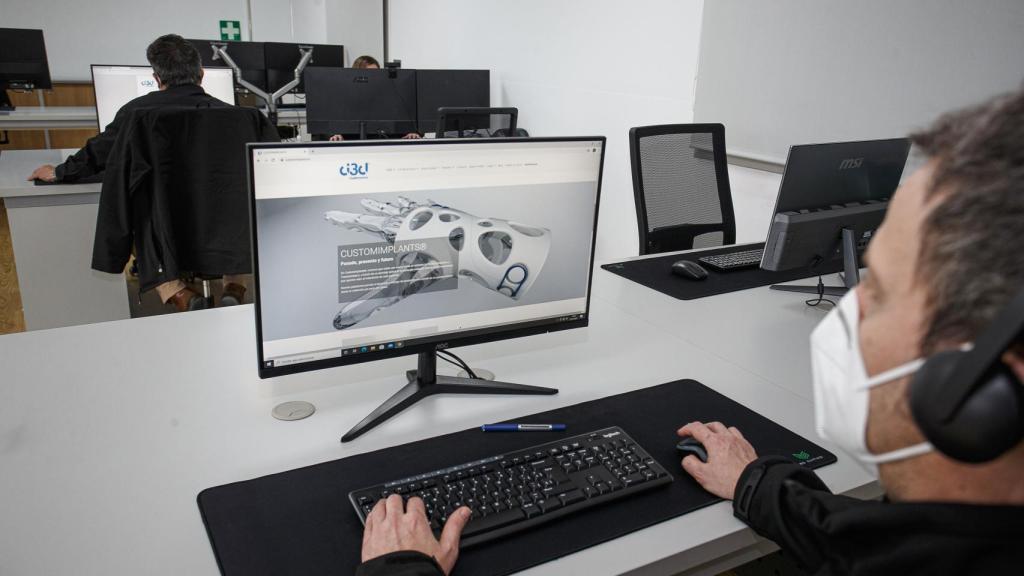 Desarrollo de los diseños de implantes médicos de la empresa, en los que se involucran y participan los cirujanos a través de su plataforma de digitalización.